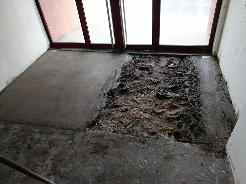 Preparação e regularização de pavimento interior pela FORMA numa remodelação em Barcarena