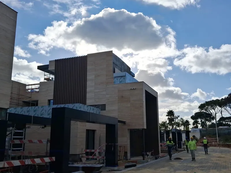 Revestimentos exteriores das moradias One Green Way no Algarve, executados pela FORMA