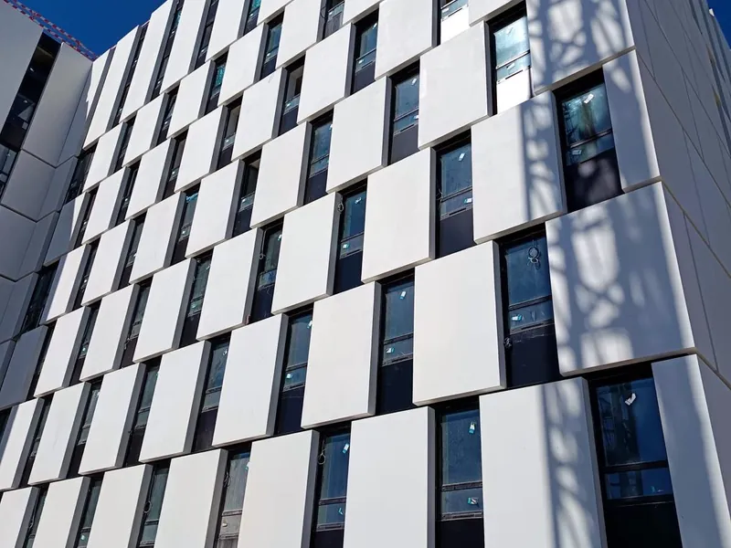 Fachada ventilada com painéis STAC BOND instalada pela FORMA no edifício Milestone, em Lisboa